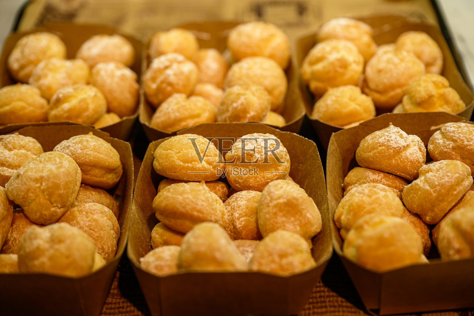 几个纸碗里的小面包照片摄影图片