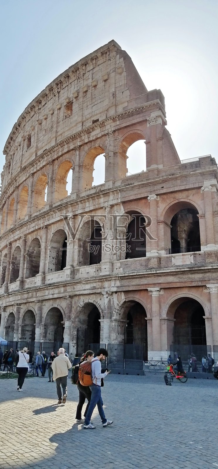 游客在意大利罗马标志性的罗马斗兽场附近行走照片摄影图片