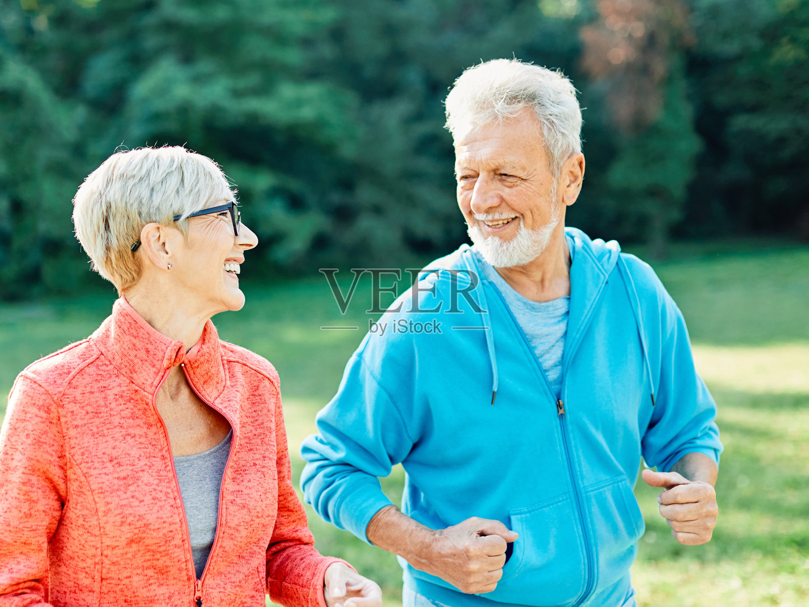 老年夫妇在户外跑步，健康的生活方式，运动，微笑，慢跑，健康，自然，健美，快乐，活跃，退休，锻炼，健身，跑步照片摄影图片