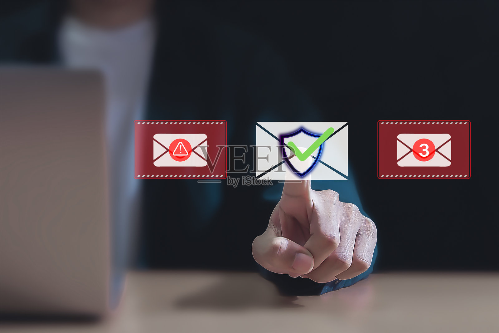 电子邮件警报图标，网络安全警报，诈骗信息，带图标的数字警报，电子邮件威胁，网络钓鱼攻击，恶意软件，信息照片摄影图片