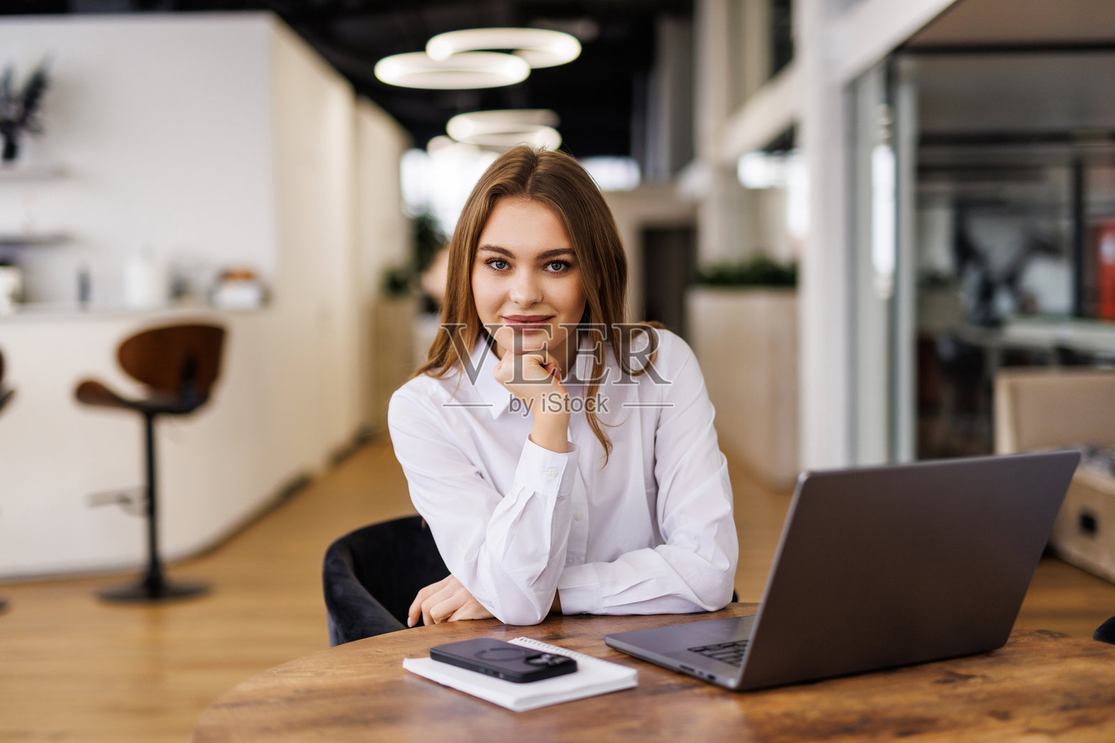 年轻女商人在办公室工作的肖像照片摄影图片