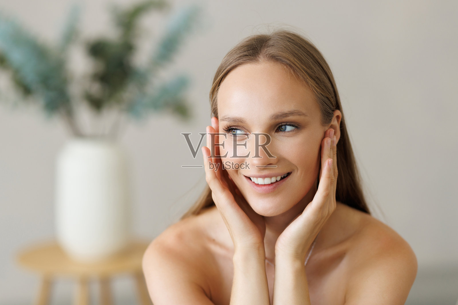 年轻女子干净清爽的肌肤肖像。模特拥有健康的肌肤，特写肖像。美容、美肤与水疗照片摄影图片