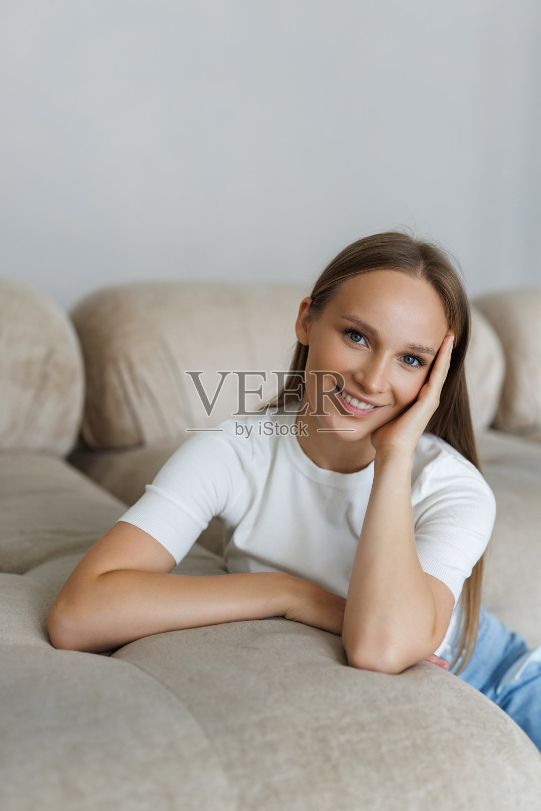 快乐的女士在家舒适柔软的沙发上放松，享受无压力的周末照片摄影图片