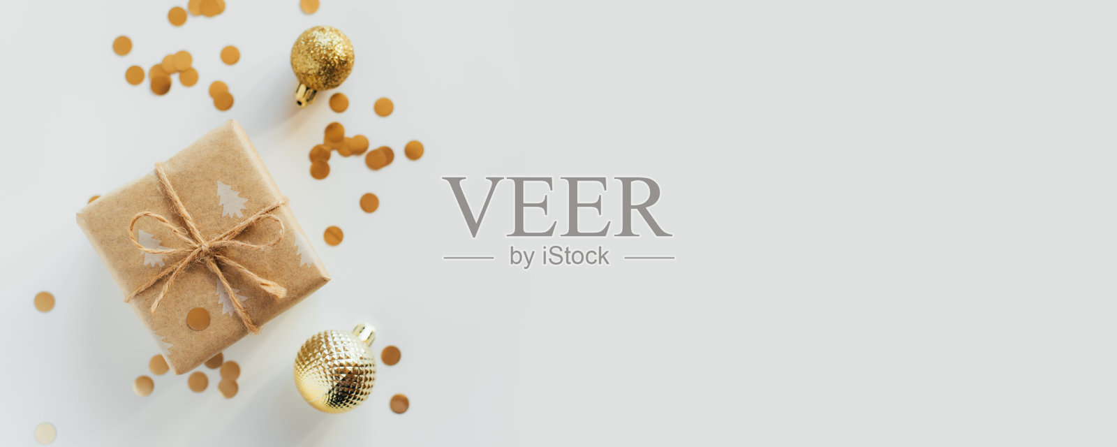 白色背景上的圣诞礼物盒照片摄影图片