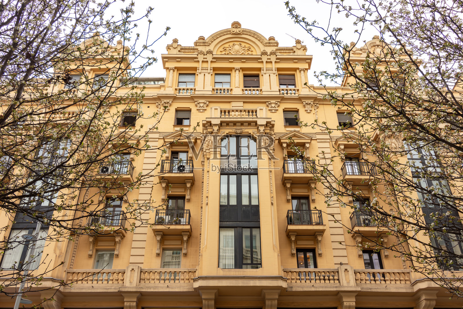 春日马德里格兰大道街景建筑照片摄影图片