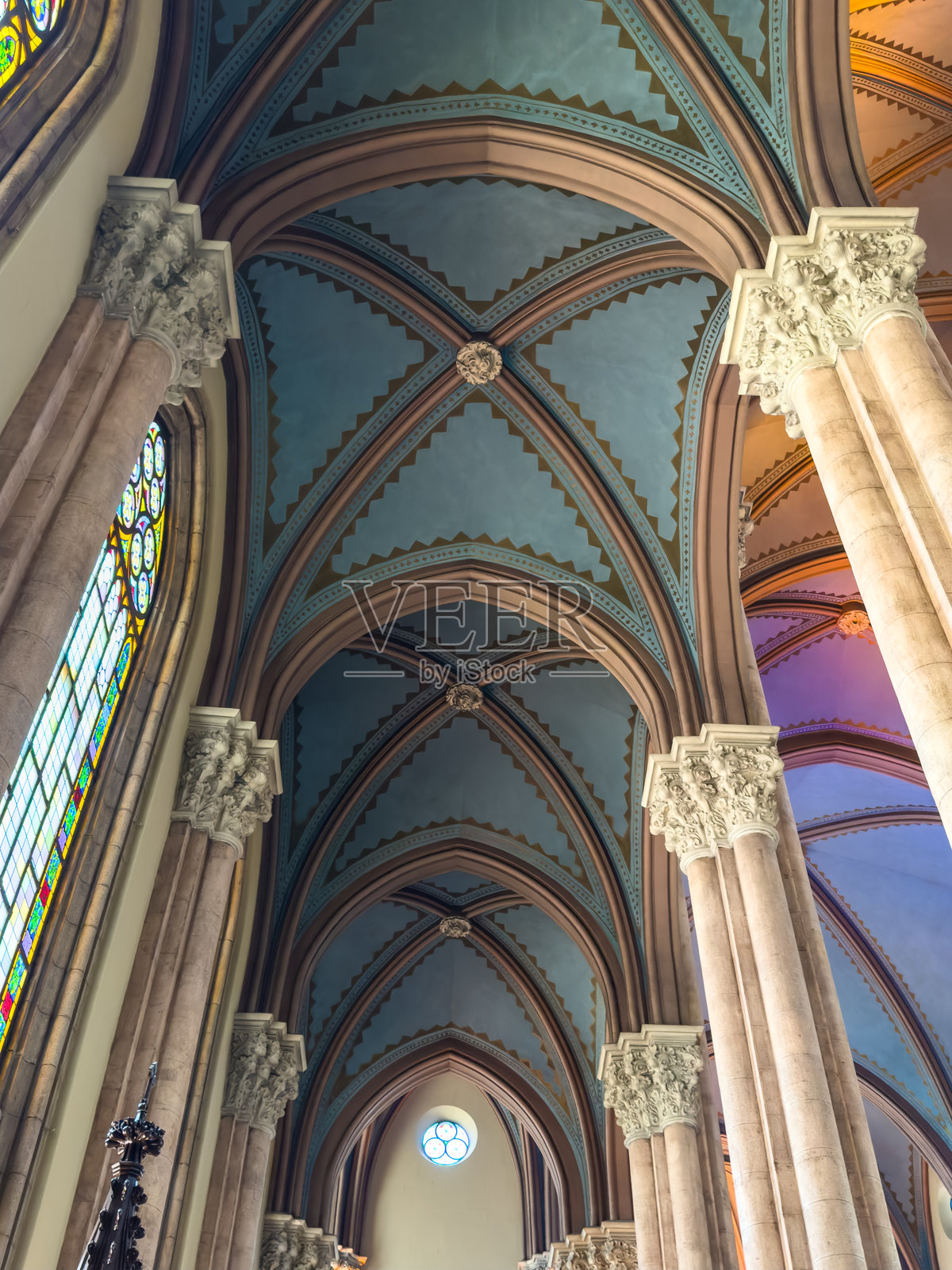 伊斯坦布尔古老寺庙的哥特式拱顶和柱子照片摄影图片