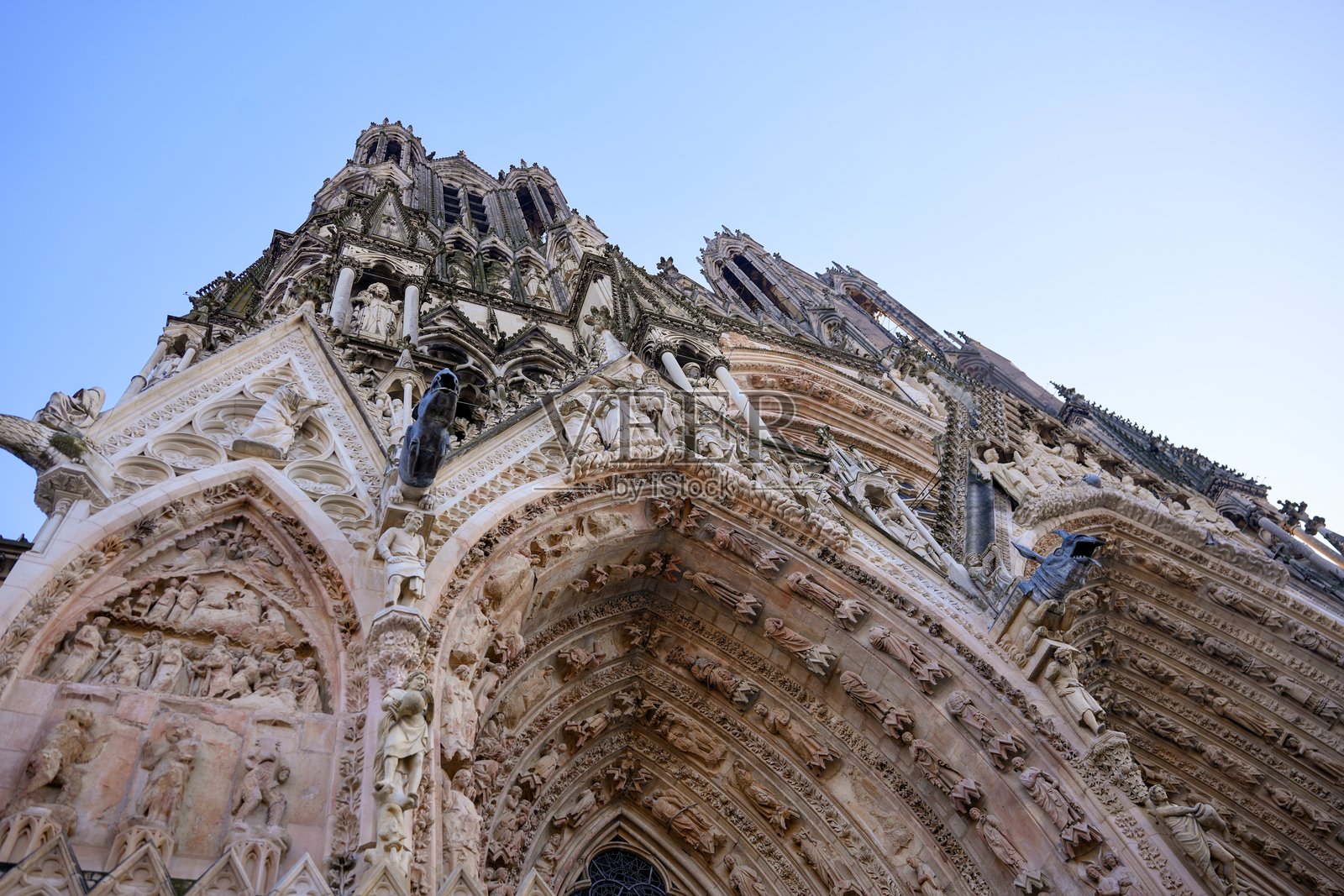 从下方仰视兰斯大教堂的哥特式立面照片摄影图片