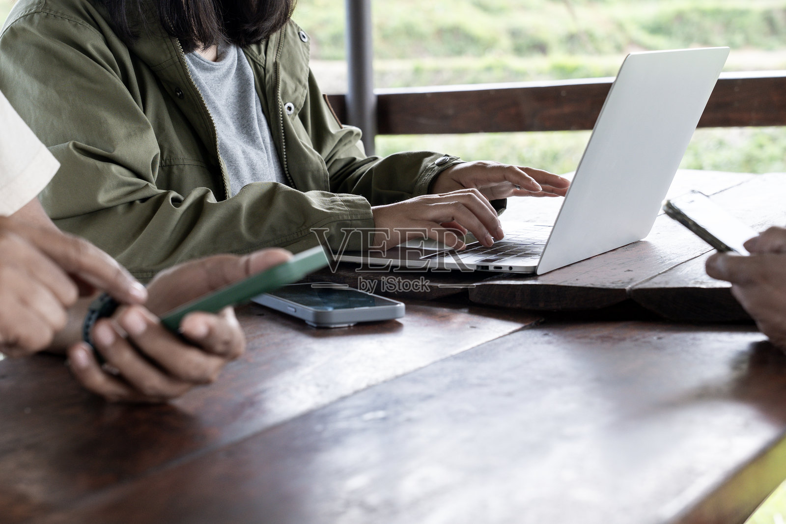 特写：女人在笔记本电脑键盘上打字照片摄影图片