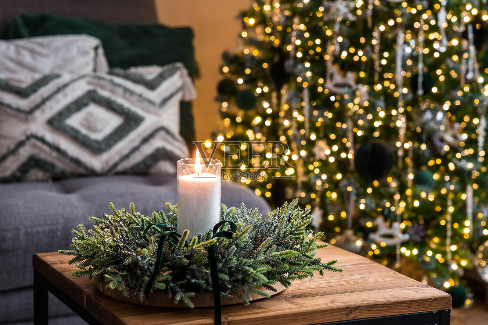 客厅桌上的蜡烛和圣诞花环。室内新年装饰。为圣诞节和新年准备房屋的概念。平安夜。照片摄影图片