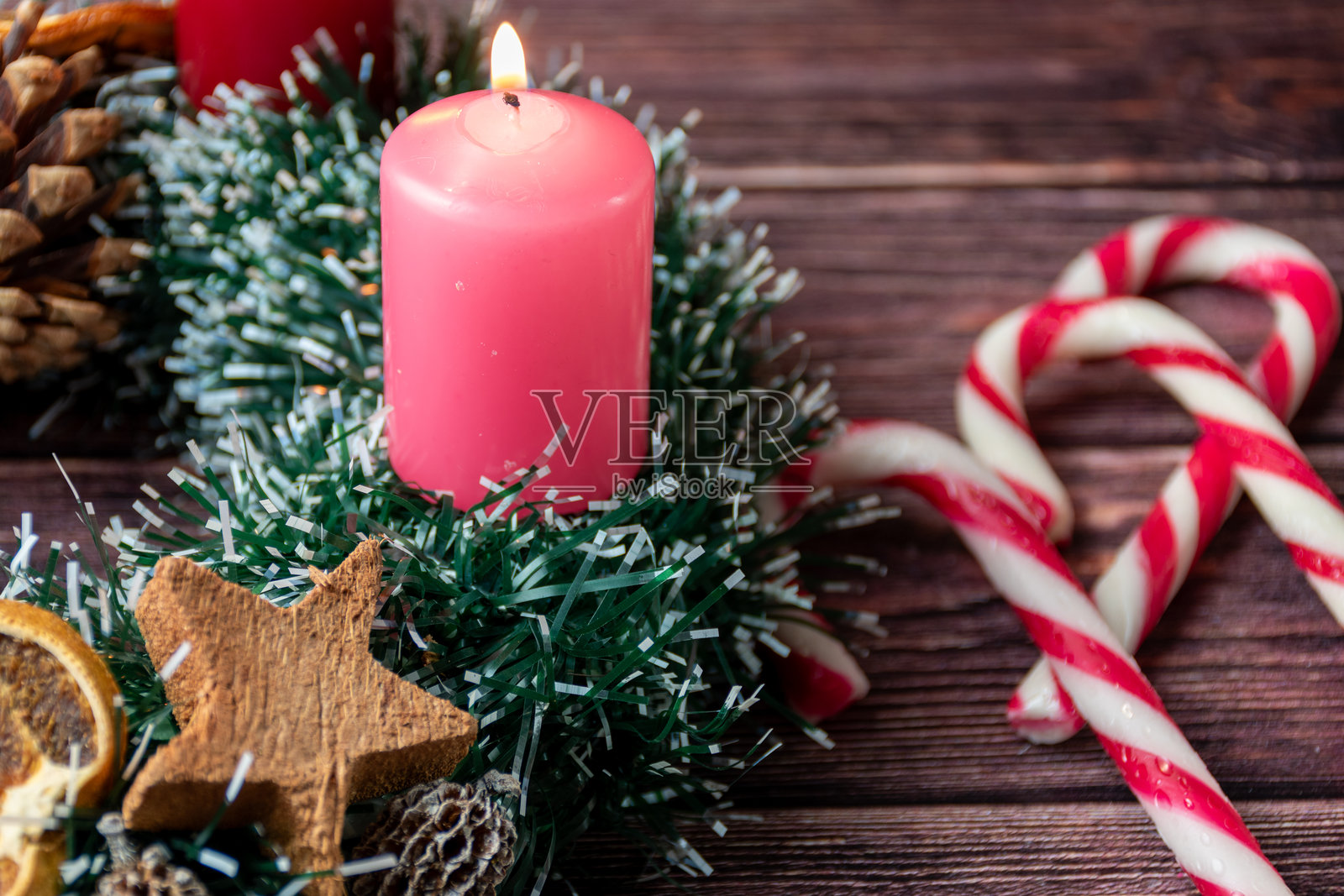 第一个将临期蜡烛和圣诞装饰照片摄影图片