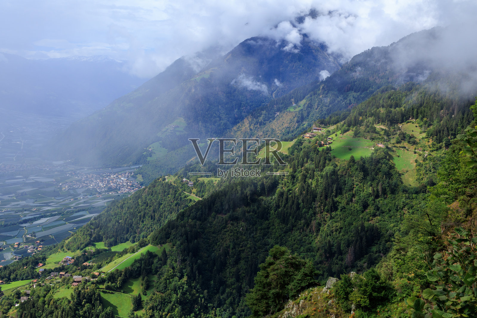 意大利南蒂罗尔的梅拉诺高山步道和云彩的全景山坡照片摄影图片