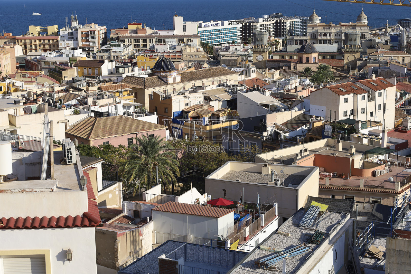 从圣克鲁斯社区隐士岩的观景点看阿利坎特市的全景照片摄影图片