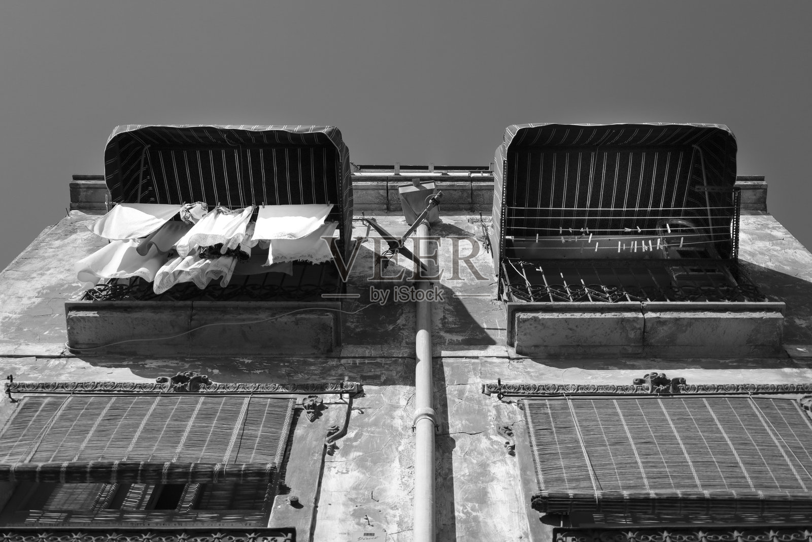 El Barrio 街区，阿利坎特市，带有晾晒衣物的旧式外墙照片摄影图片