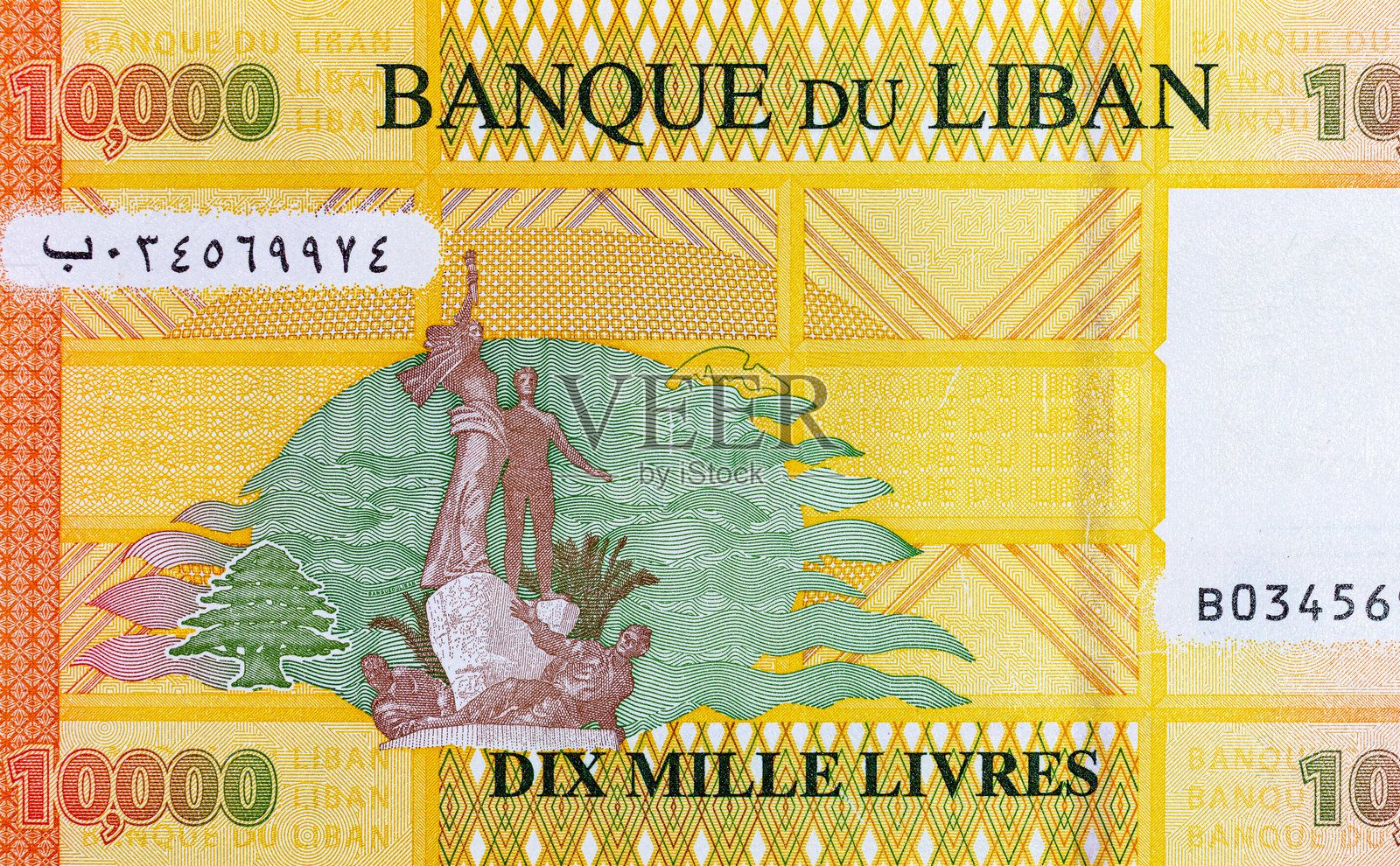 黎巴嫩10000里弗尔，描绘了贝鲁特烈士广场上的纪念碑。黎巴嫩货币。照片摄影图片