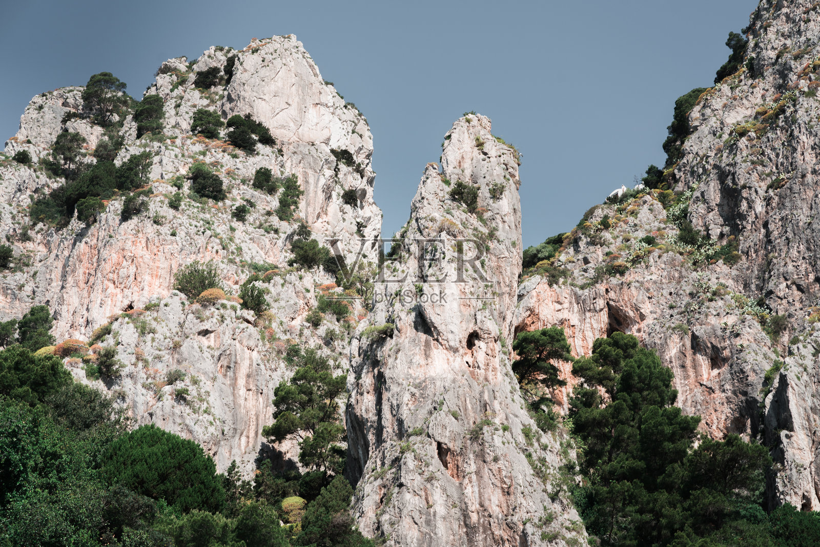 低角度拍摄的岩石构造与天空的对比照片摄影图片