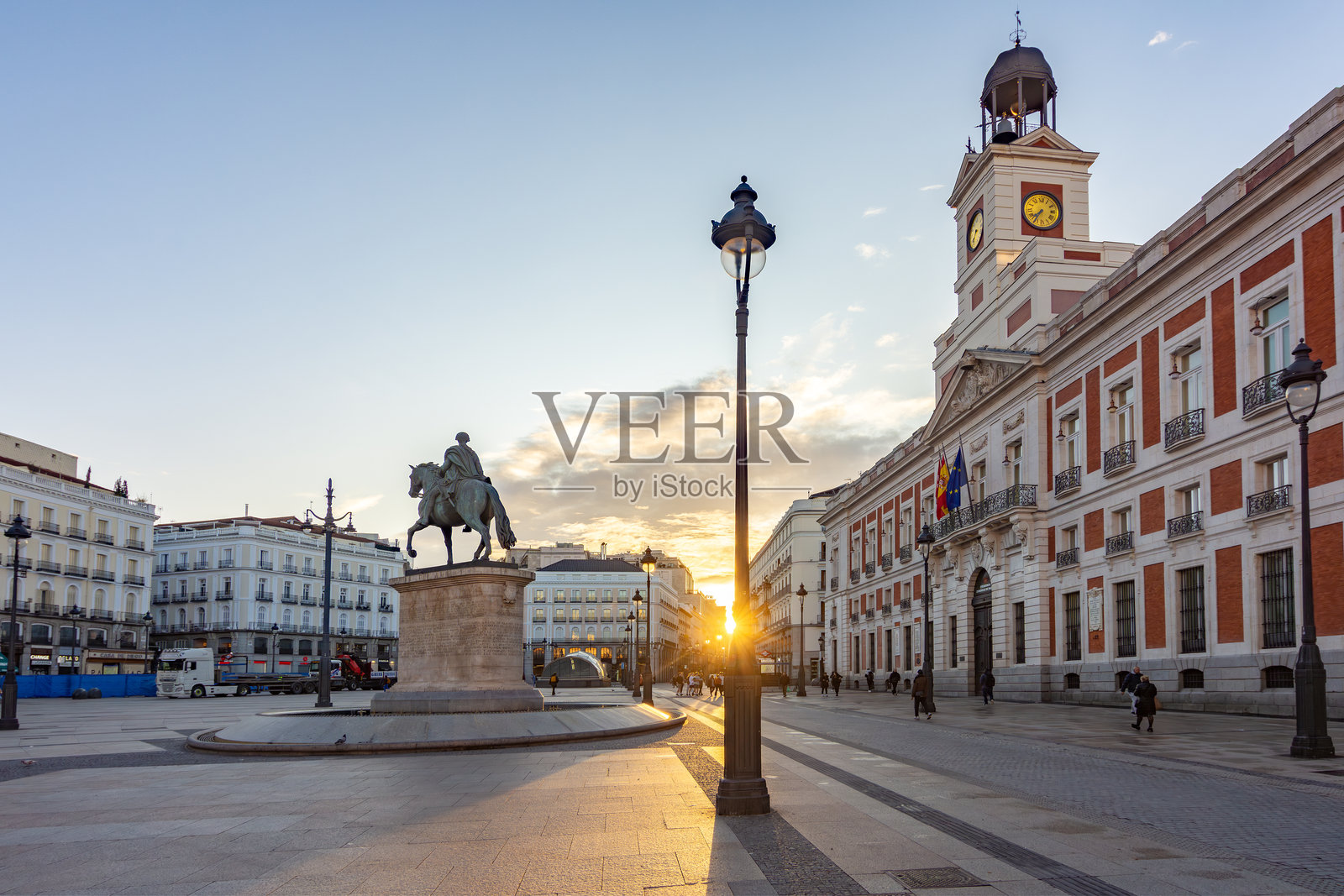 马德里太阳门广场的邮局大楼和查尔斯三世国王雕像，西班牙照片摄影图片