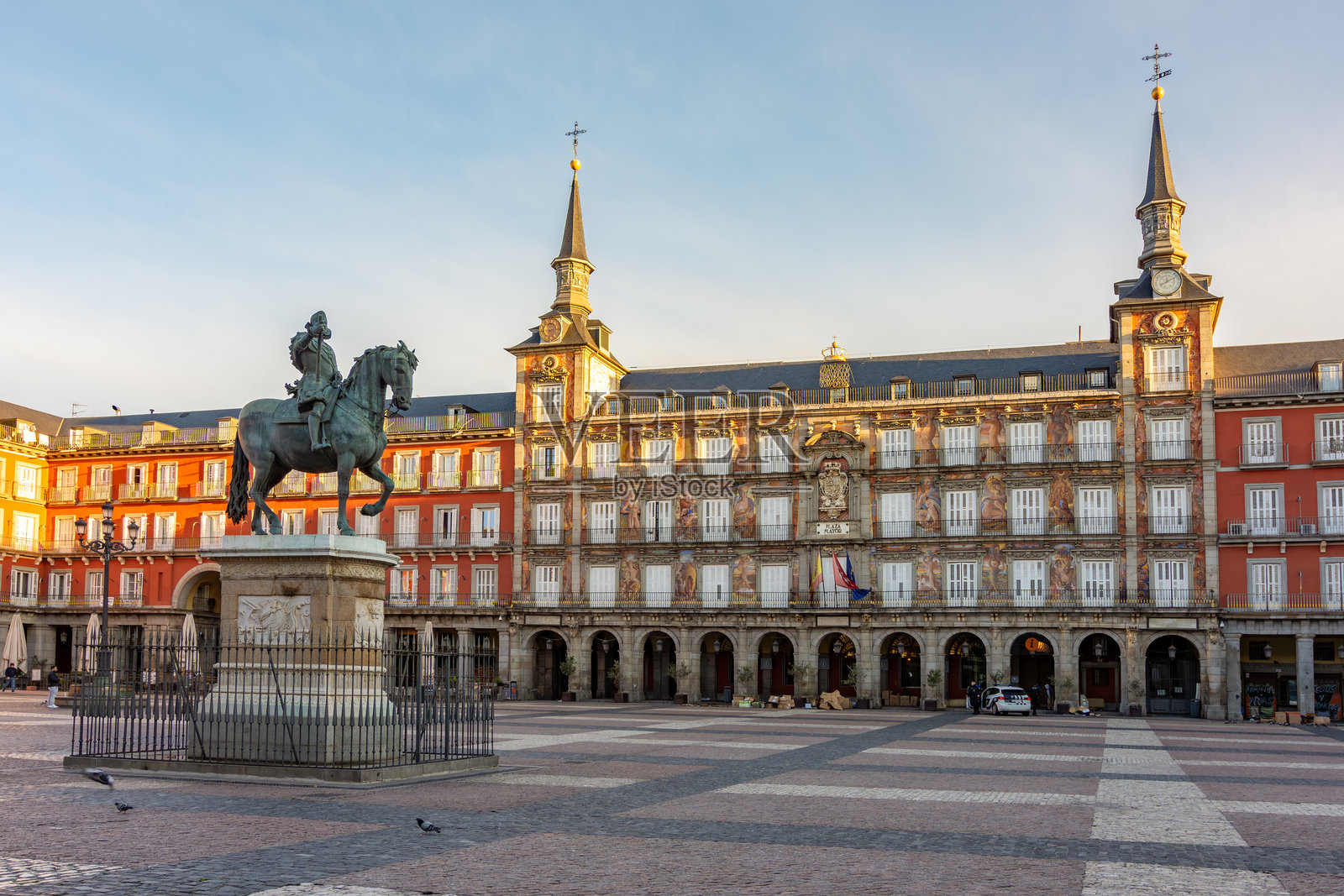 西班牙马德里主广场（Plaza Mayor）上的菲利普三世国王雕像照片摄影图片