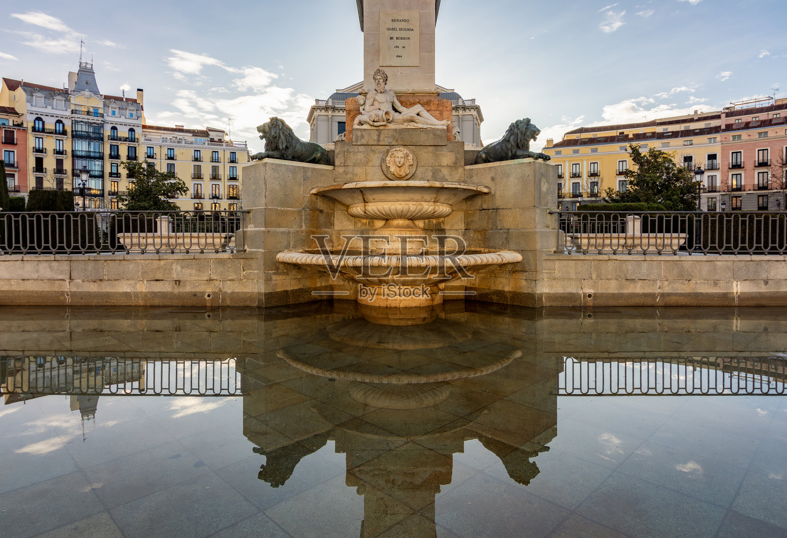 西班牙马德里东方广场菲利佩四世纪念碑喷泉照片摄影图片