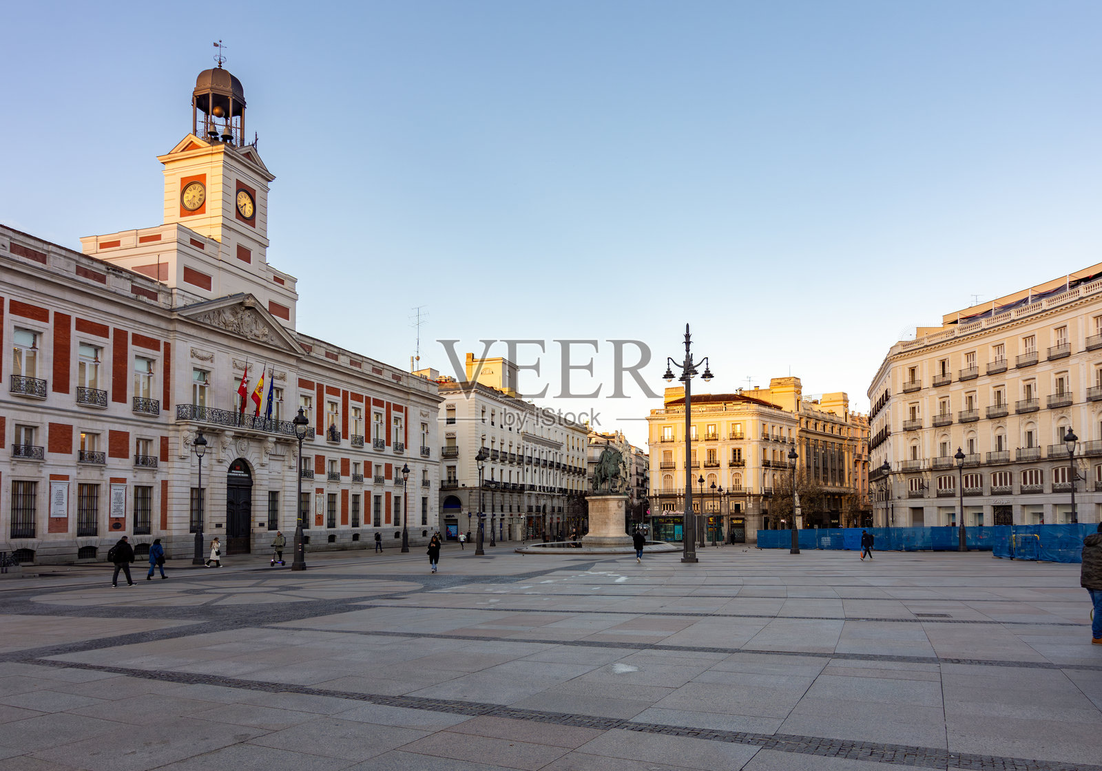 西班牙马德里太阳门广场上的邮局大楼照片摄影图片