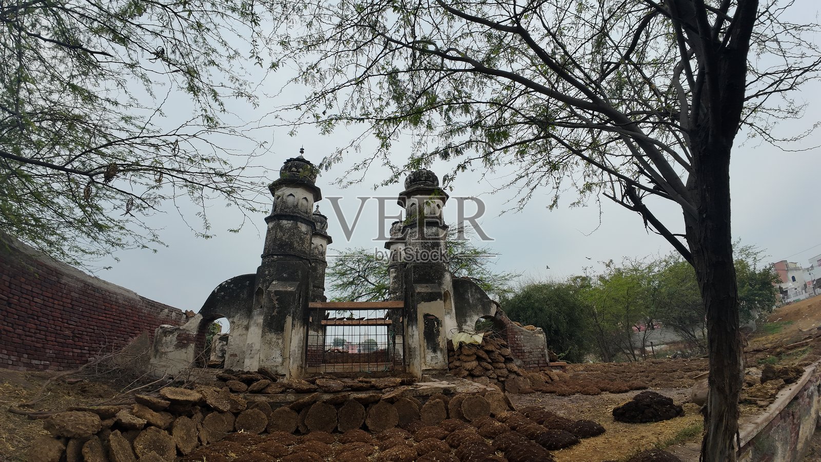 风化的圆柱形建筑群和圆顶炮塔，可能是历史村落的井

Analysis: The translation is accurate and professional. The terms照片摄影图片