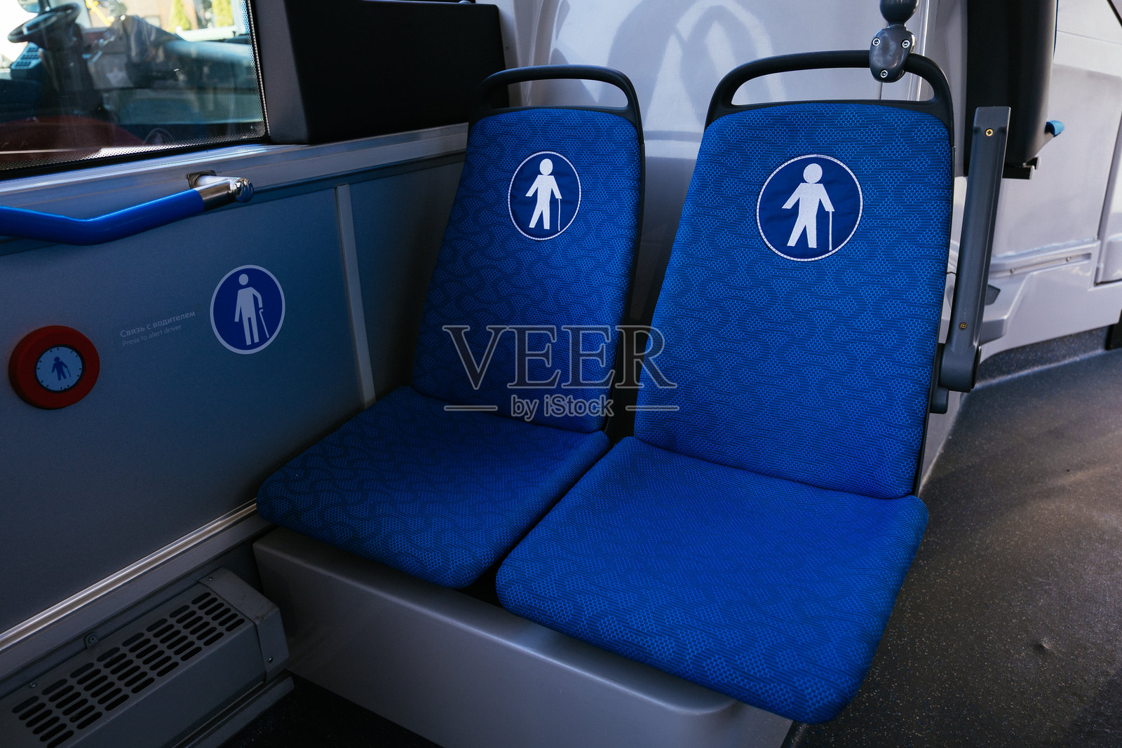 现代公交车上为老年人或残疾人设置的座位照片摄影图片