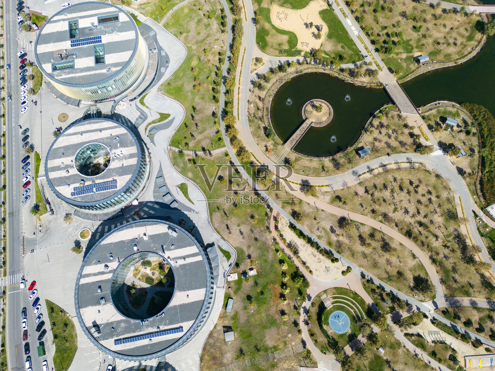 现代可持续建筑的鸟瞰图，圆形的现代建筑照片摄影图片