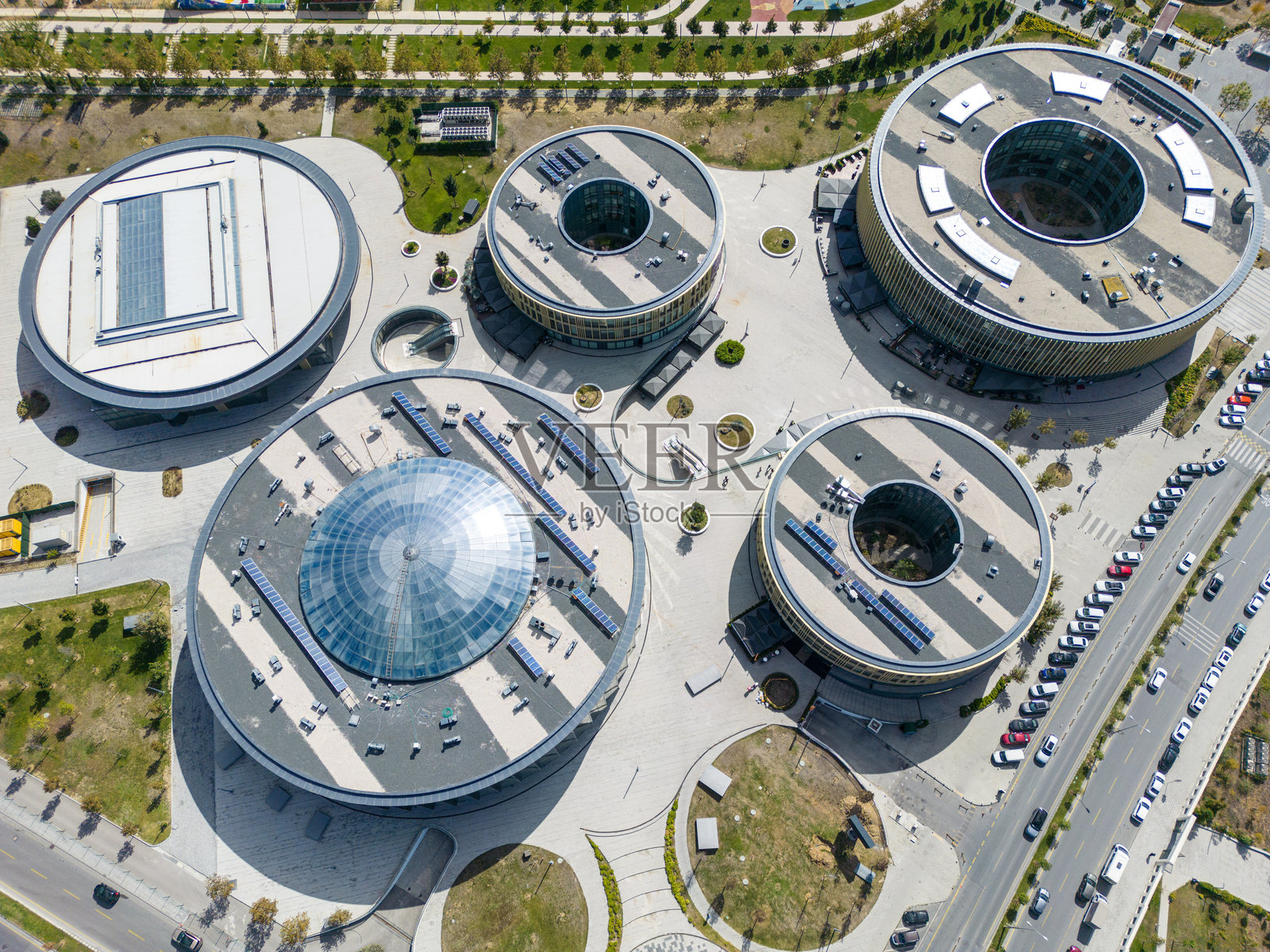 现代可持续建筑的鸟瞰图，圆形的现代建筑照片摄影图片