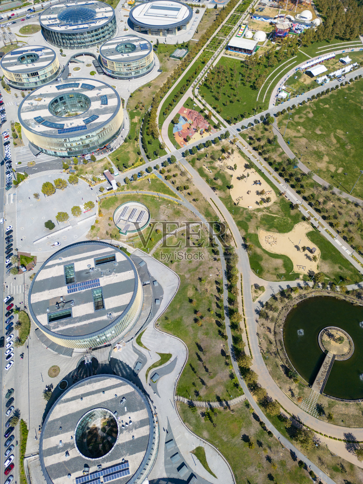 现代可持续建筑的鸟瞰图，圆形现代建筑照片摄影图片