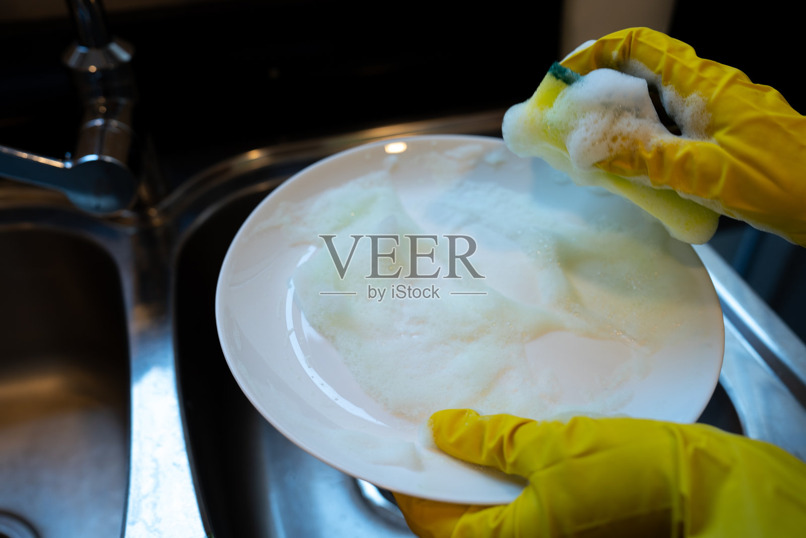 覆盖着肥皂泡的盘子。清洗时刻照片摄影图片