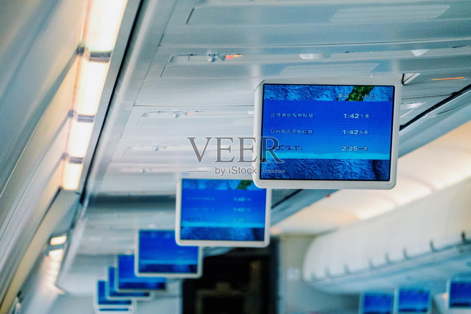 飞机客舱内的航班信息显示屏照片摄影图片