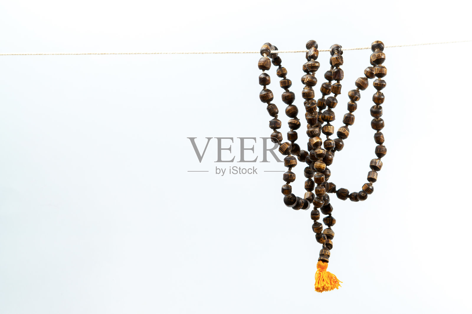 木制念珠垂挂，灵性、冥想、瑜伽概念照片摄影图片