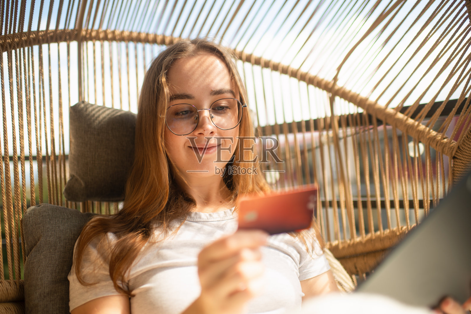 年轻女子手持平板电脑和信用卡照片摄影图片