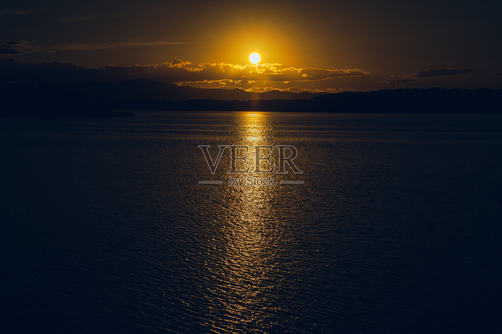 湖上的日落。照片摄影图片