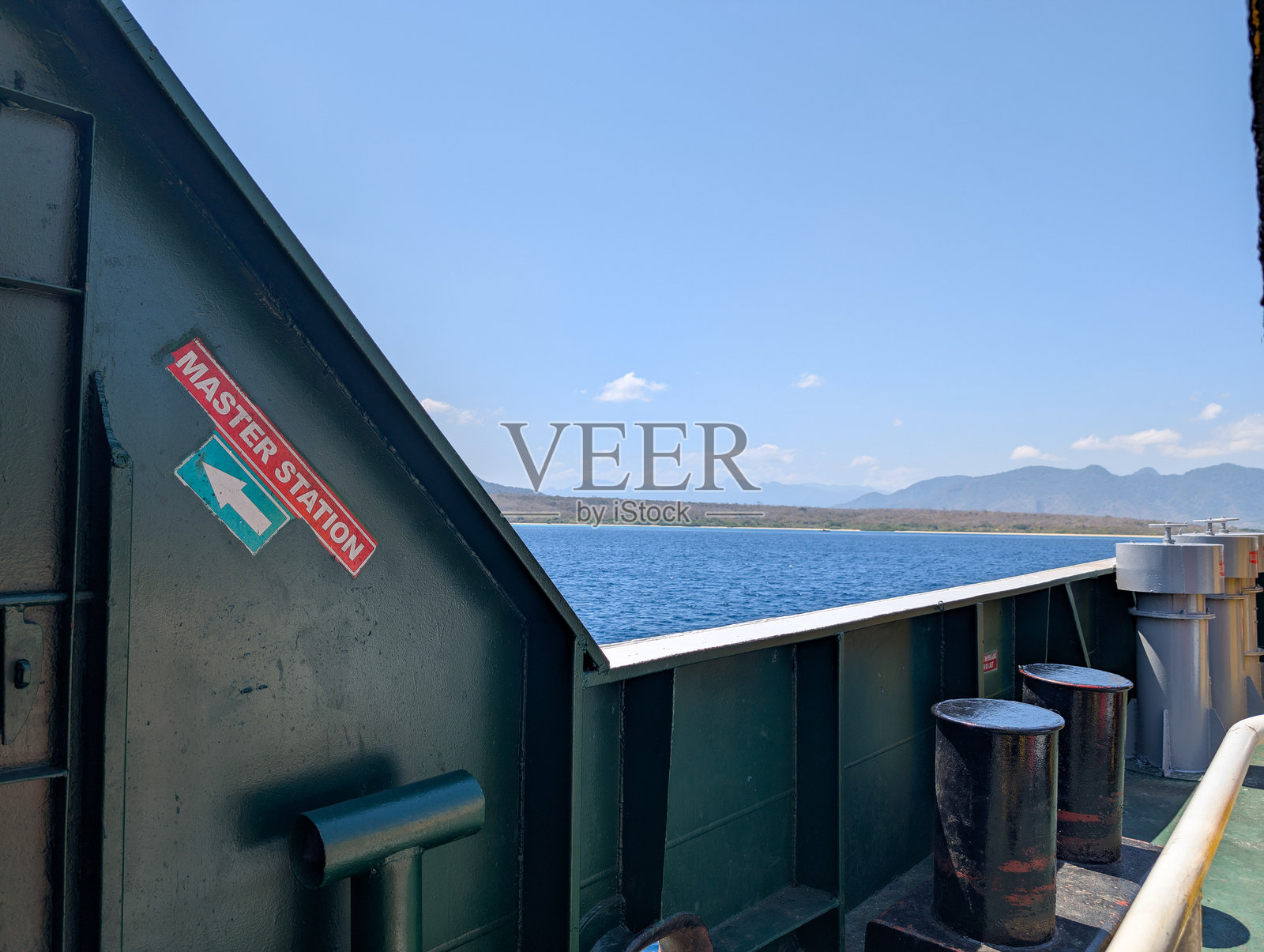 船甲板，设有面向大海和山脉的主控站标志照片摄影图片