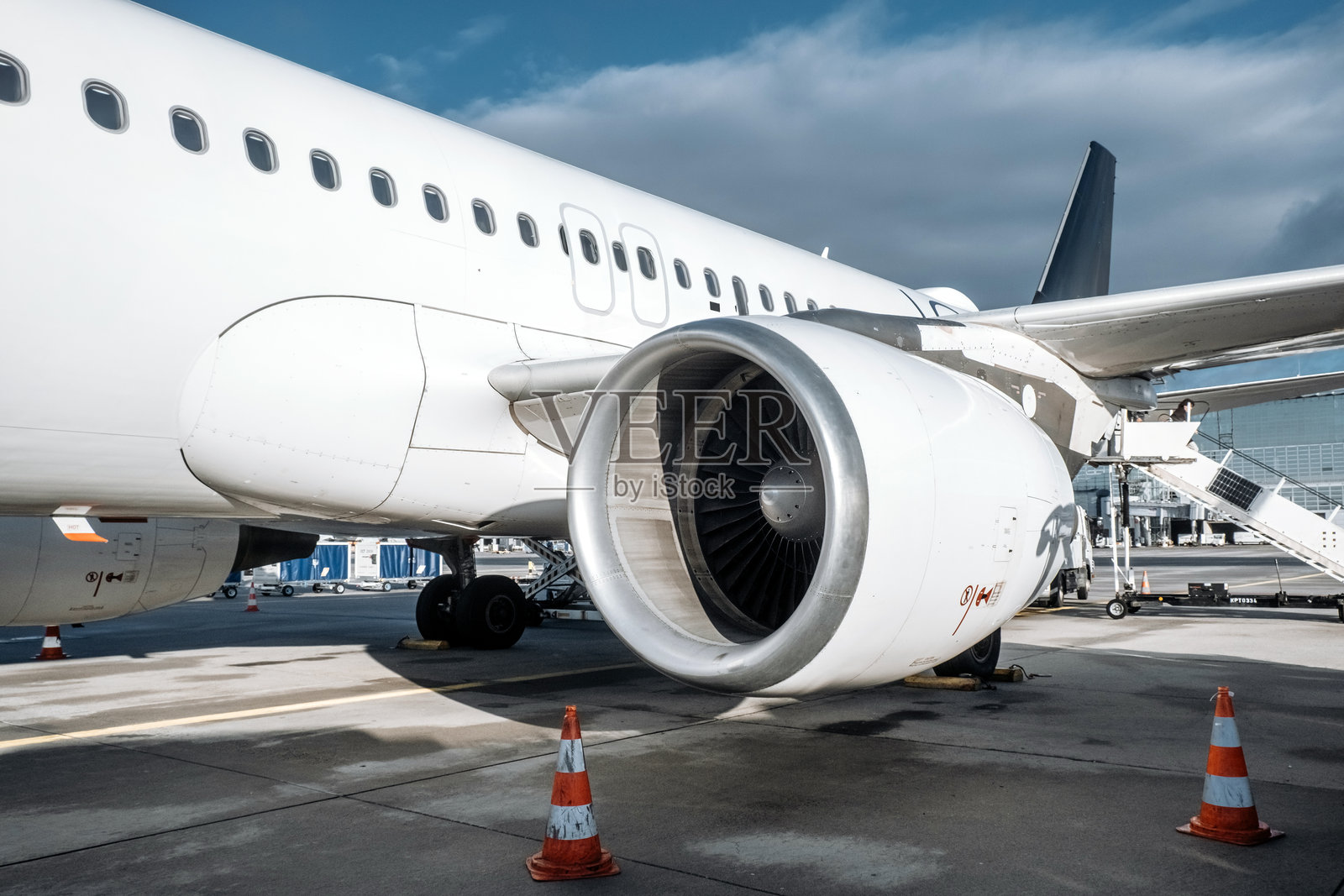 飞机喷气发动机特写，展示精密的细节照片摄影图片