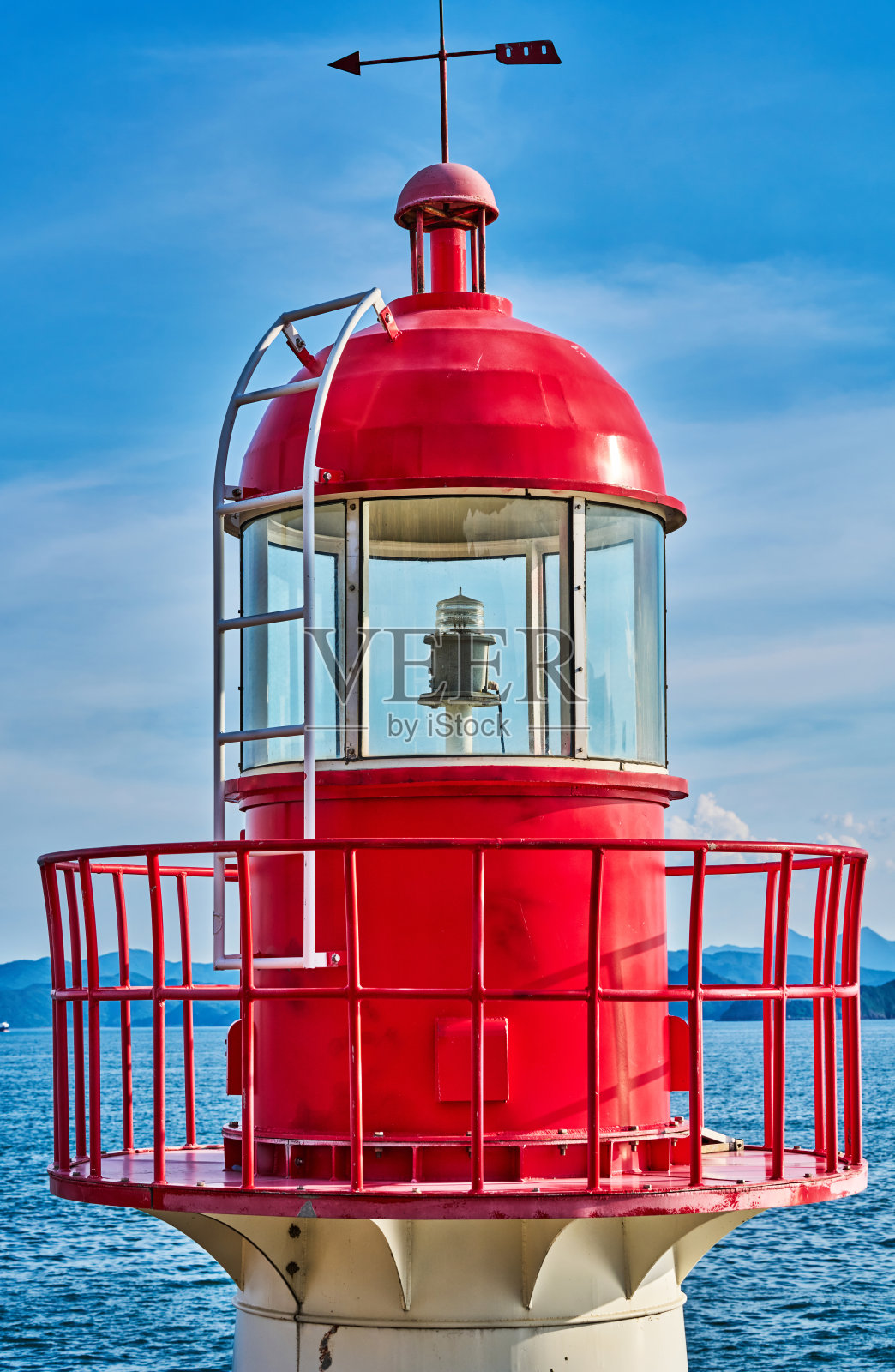 部分阳光照射的灯塔照片摄影图片