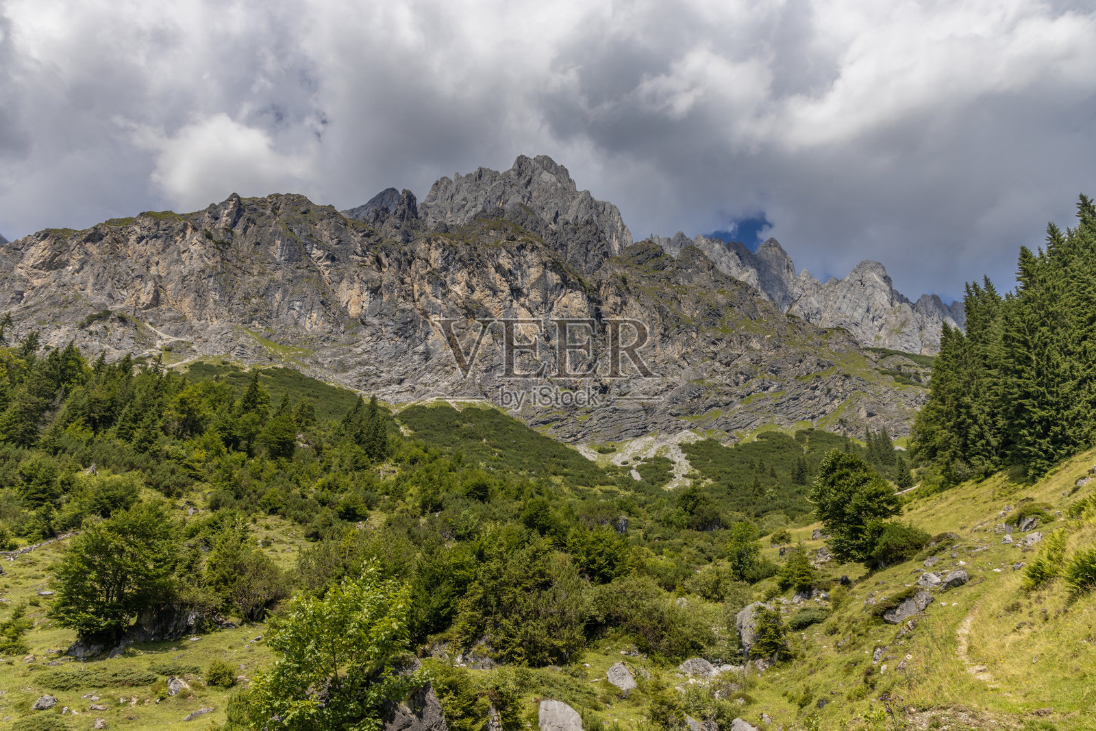 奥地利霍赫科尼格山脉，阳光明媚的阿尔卑斯山照片摄影图片