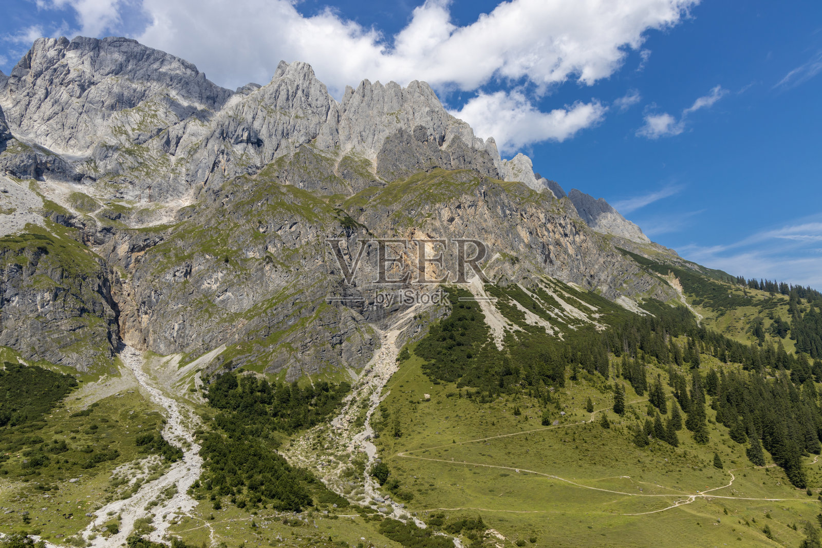 奥地利霍赫科尼格山脉，阳光明媚的阿尔卑斯山。照片摄影图片