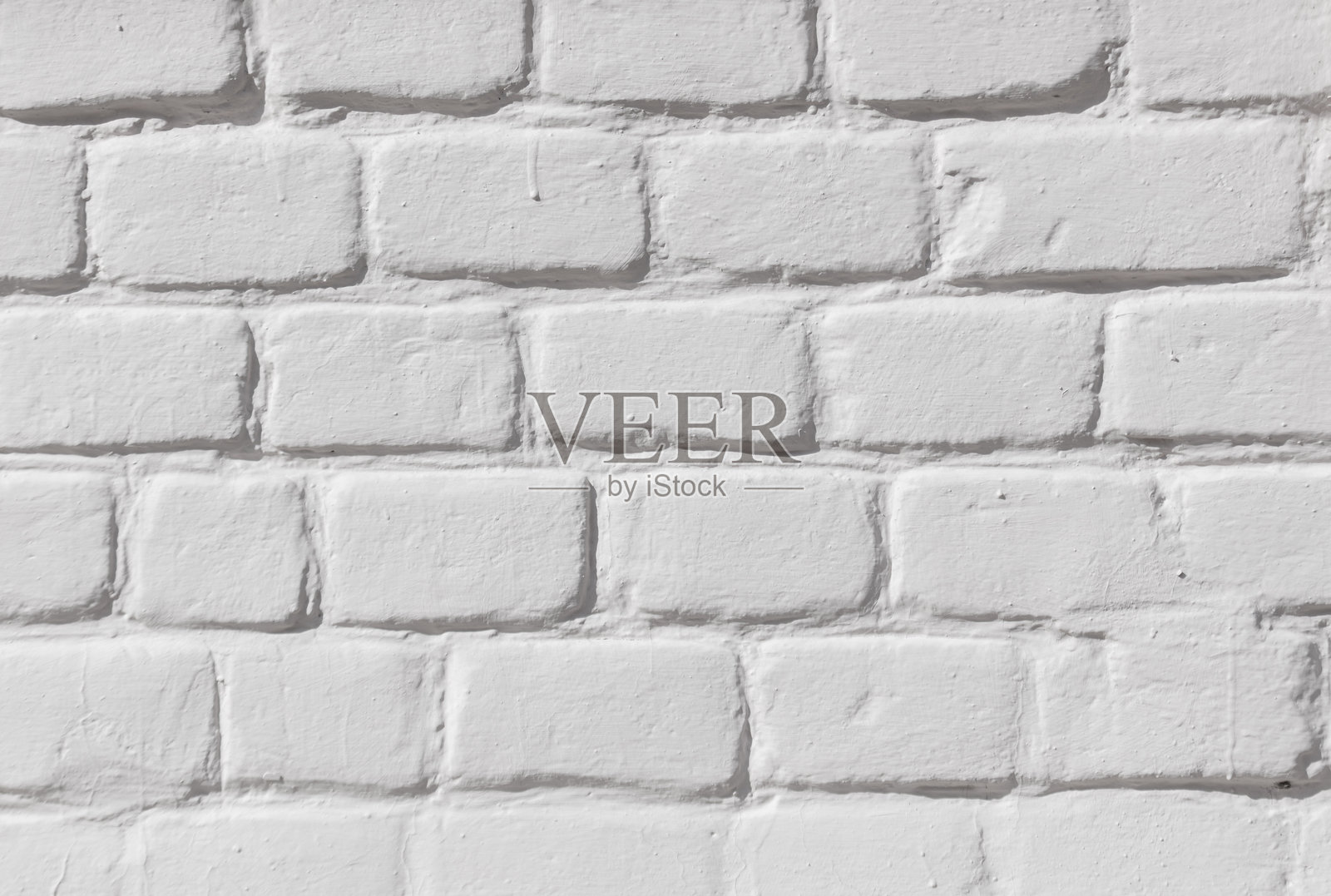 中间有一块白砖的白色砖墙照片摄影图片