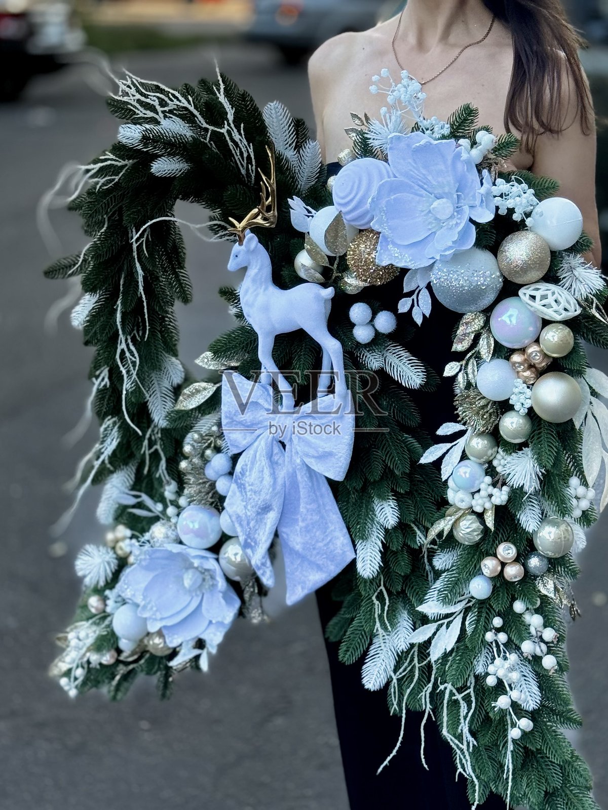 白色和金色风格的圣诞花环照片摄影图片