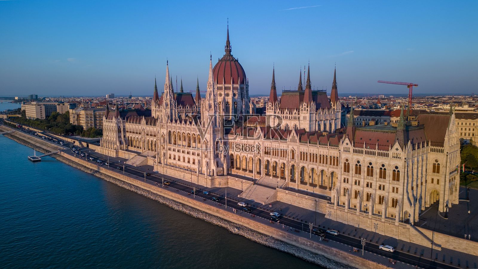 布达佩斯，匈牙利，匈牙利国会大厦的日落鸟瞰图照片摄影图片