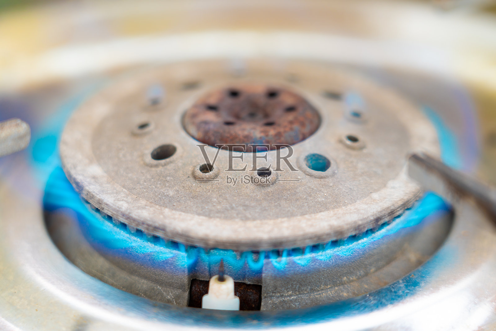 蓝色的火焰在燃烧的燃气灶炉头上照片摄影图片