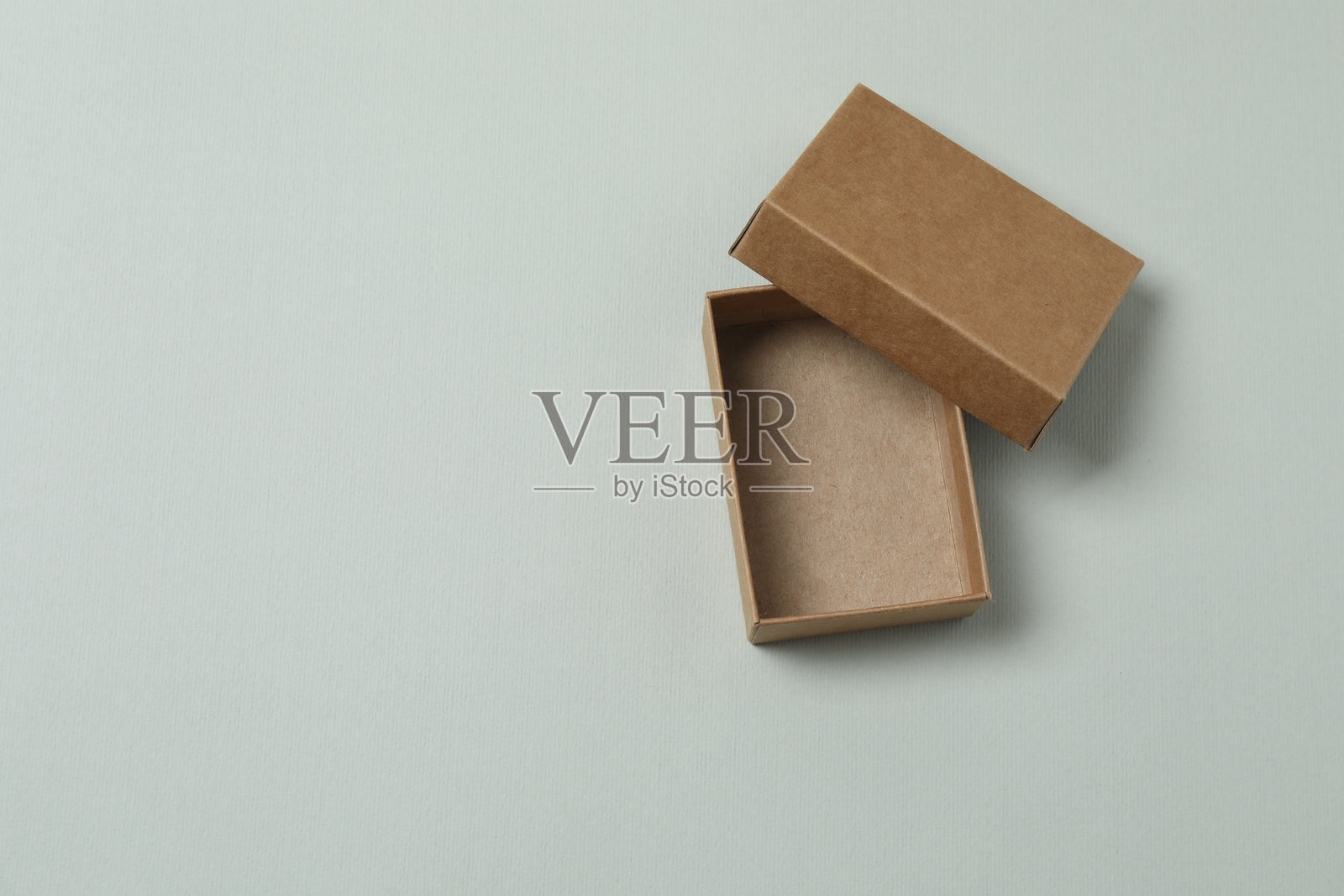 灰色背景上的带盖纸盒，俯视图照片摄影图片