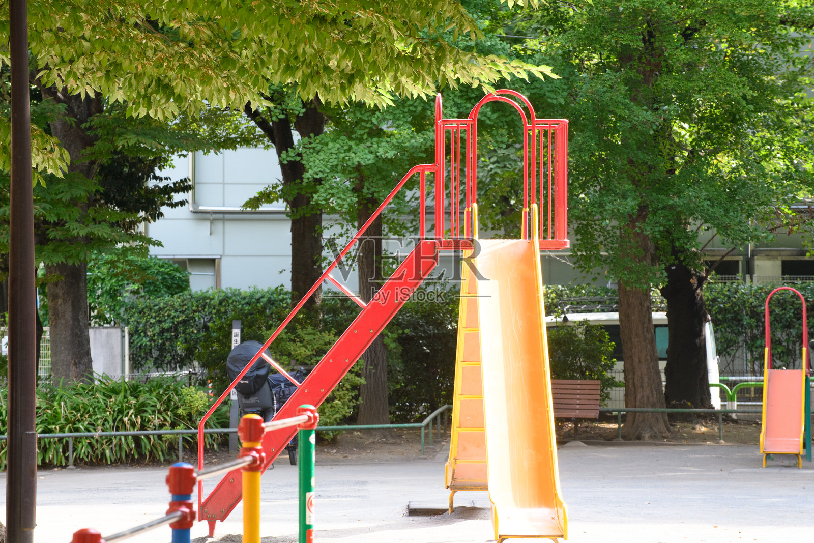 公园里的游乐场设备照片摄影图片