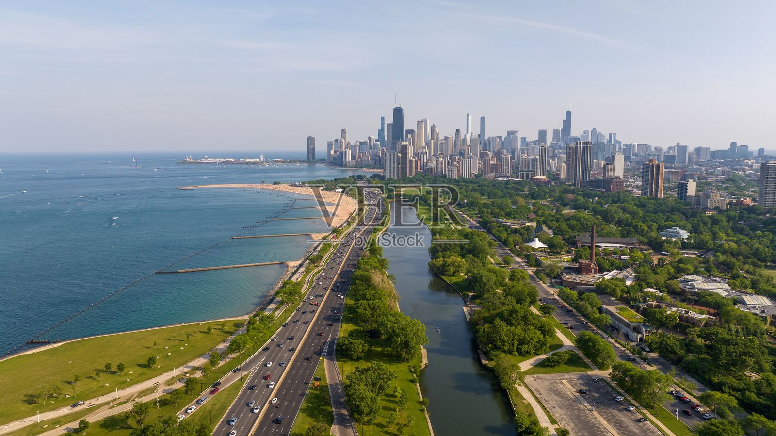 航拍芝加哥湖滨大道和城市天际线照片摄影图片