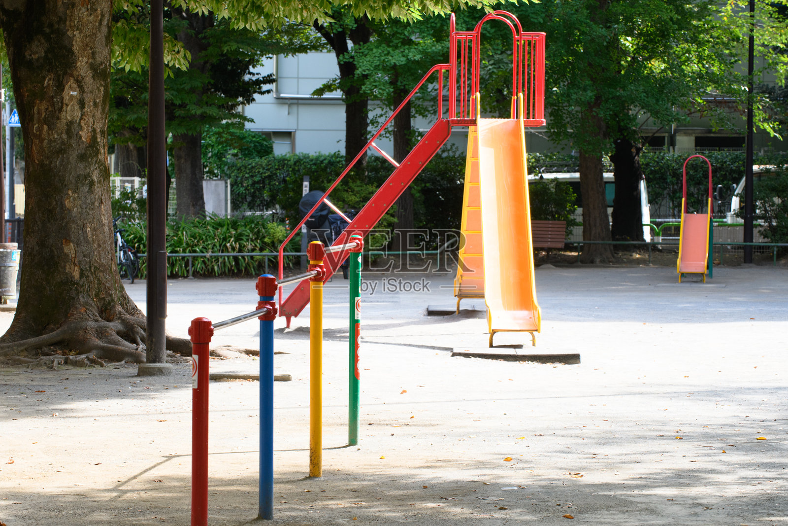 公园里的游乐设备照片摄影图片