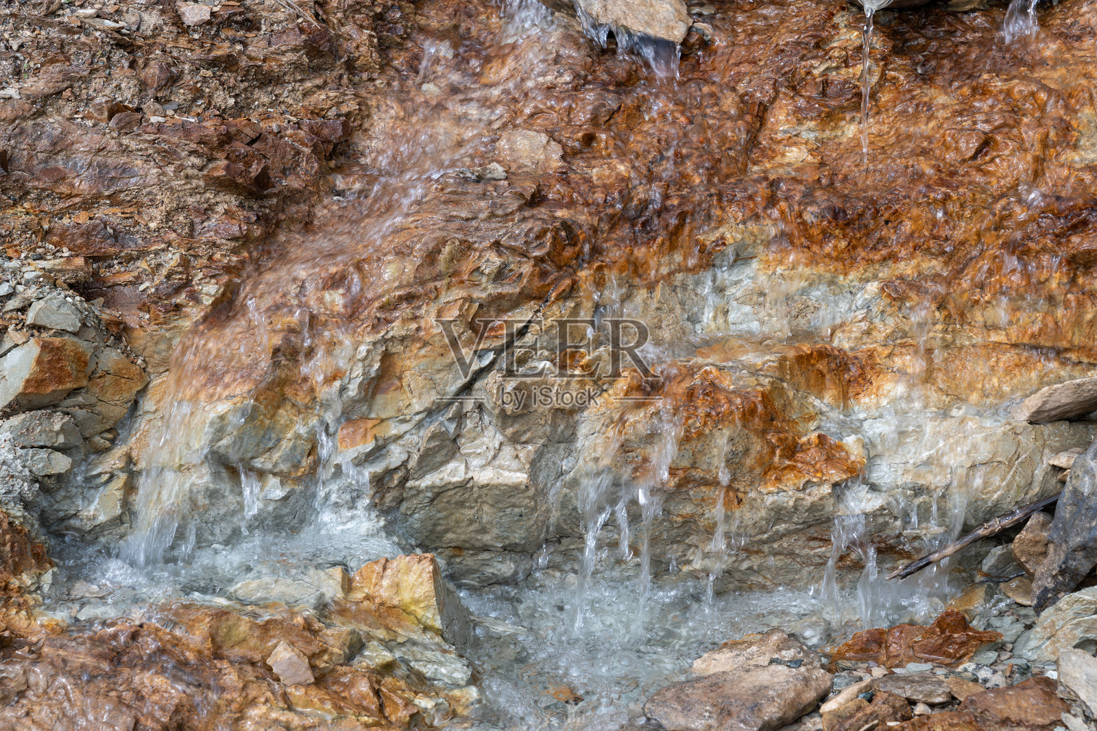 岩石地形上清澈见底的山泉照片摄影图片