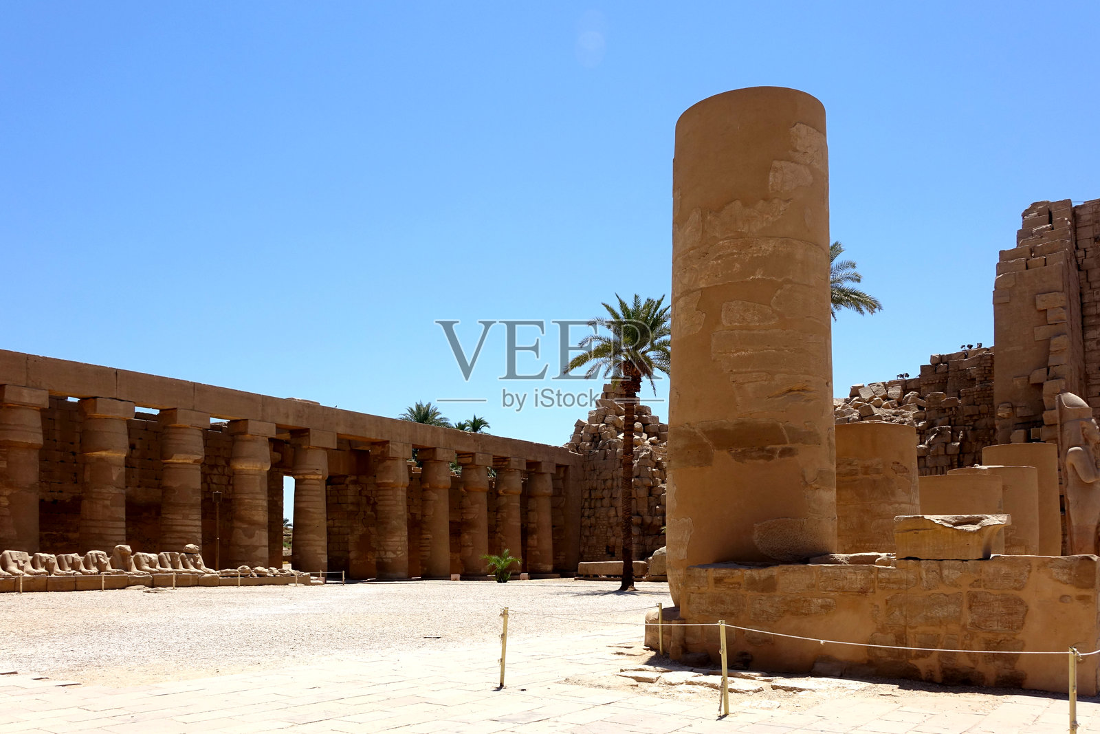 埃及卡纳克神庙建筑群，柱子和狮身人面像雕像照片摄影图片