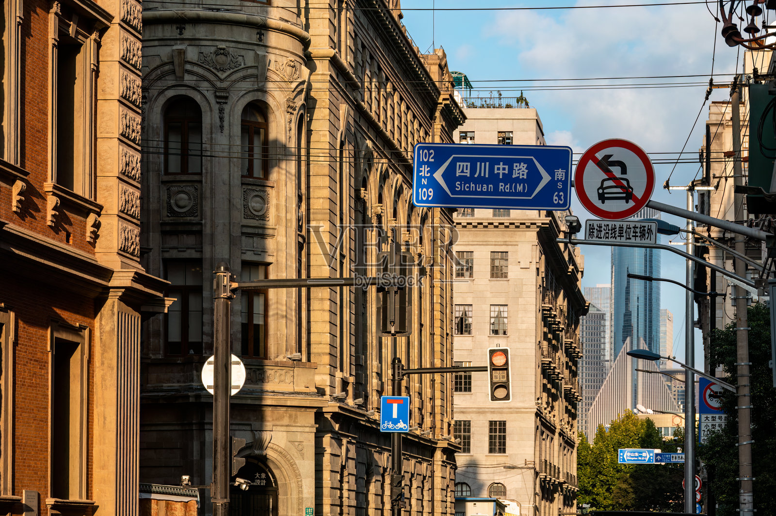 中国上海，外滩附近的城市街道照片摄影图片
