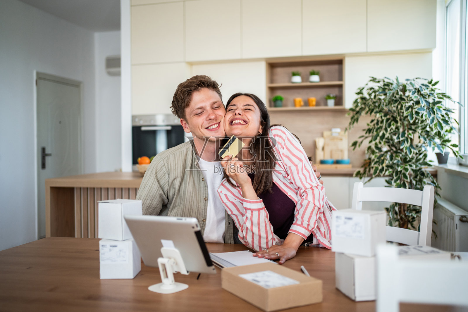 快乐的夫妇在家中使用信用卡享受在线购物的乐趣照片摄影图片